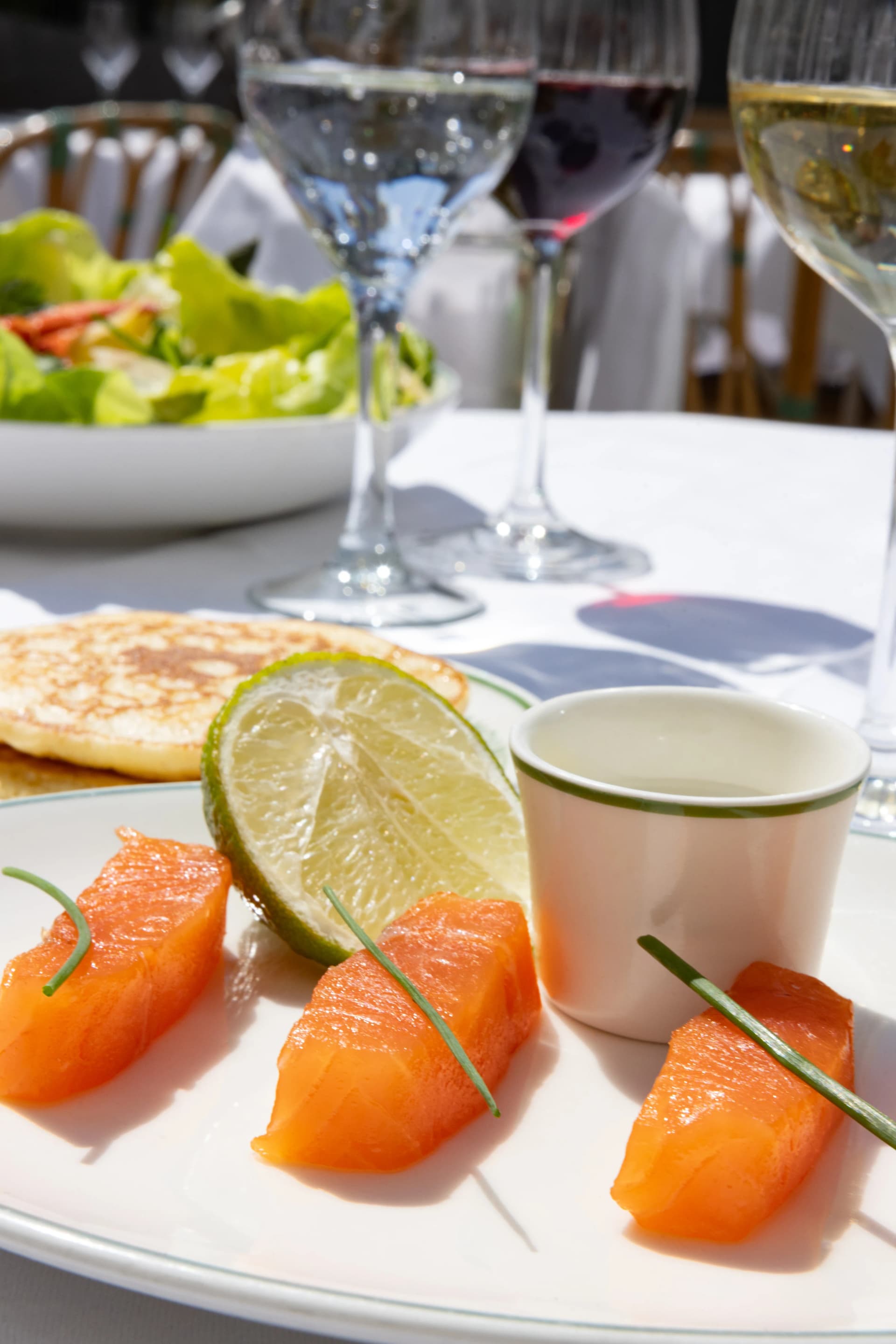 Saumon et pancakes sur table Amourette