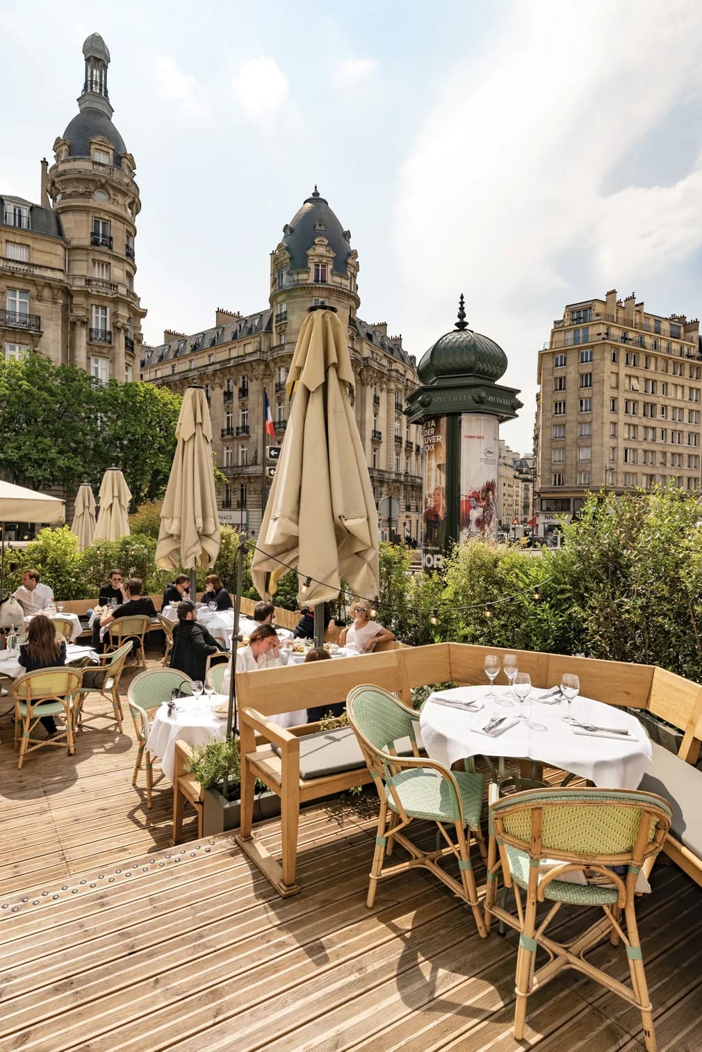 Terrasse Amourette Passy avec tilleuls et mobilier en rotin sur le Boulevard Delessert