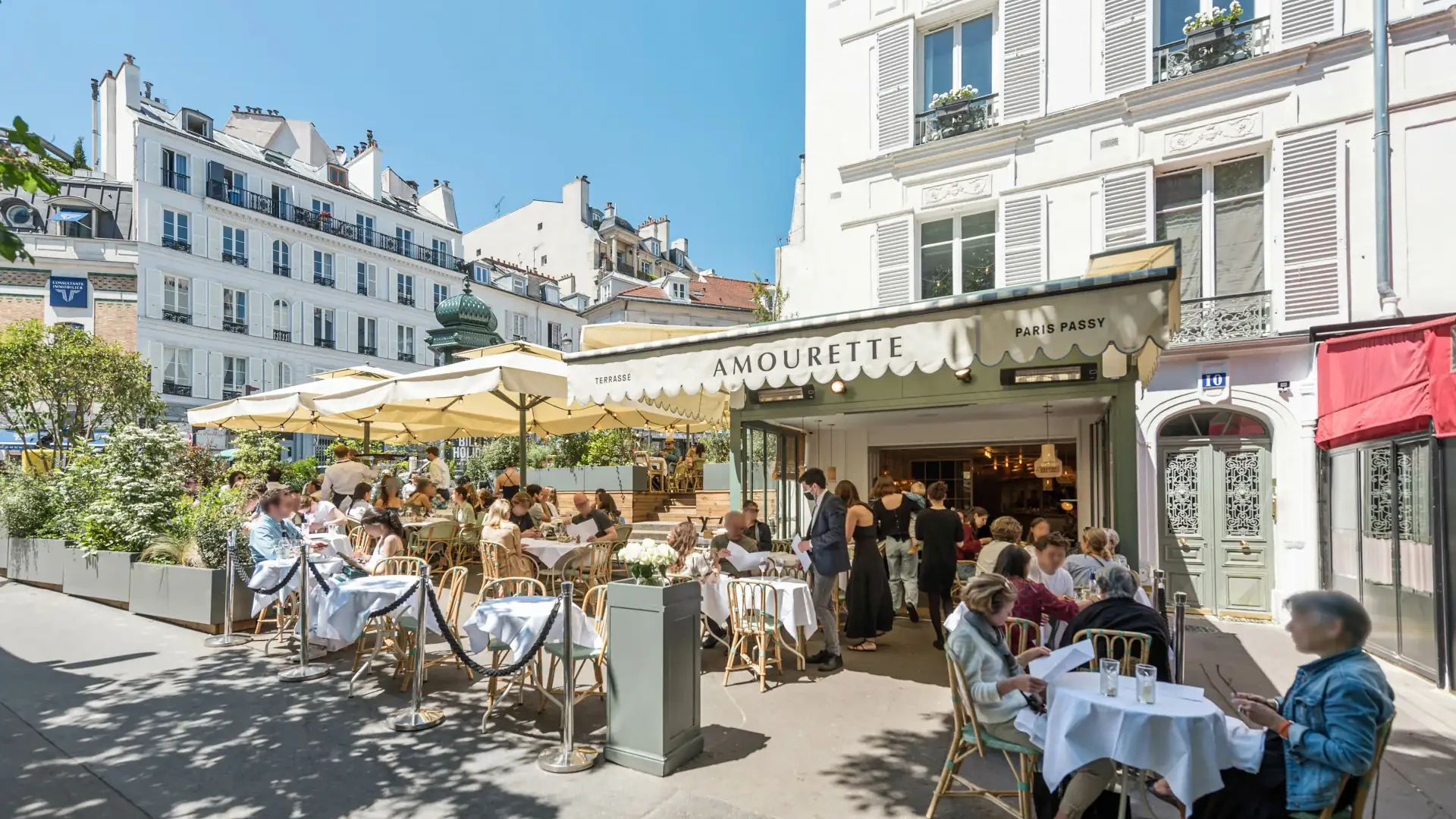 Facade et terrasse animee du restaurant Amourette Passy