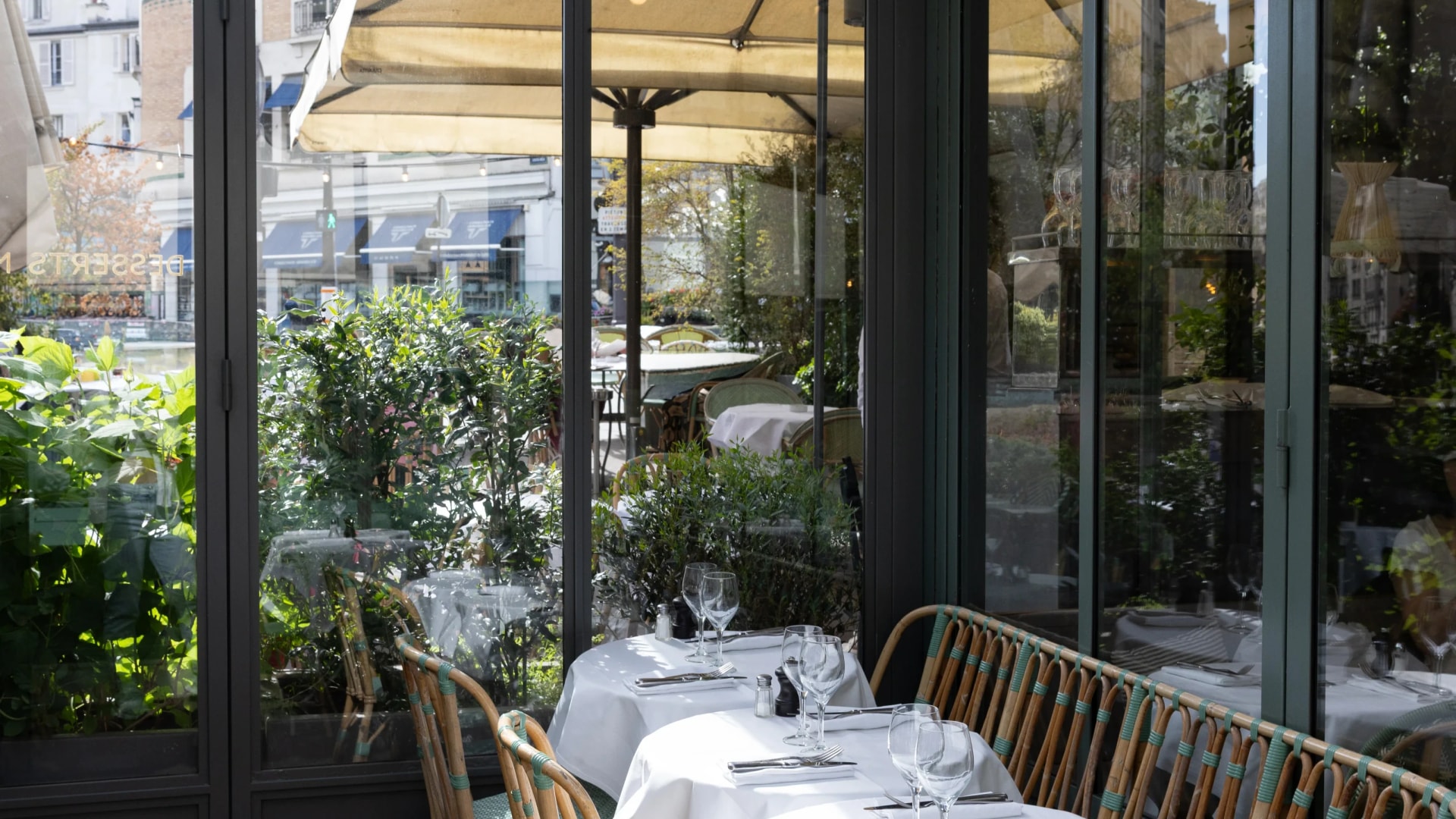 Terrasse vitree Amourette Passy avec tables dressees