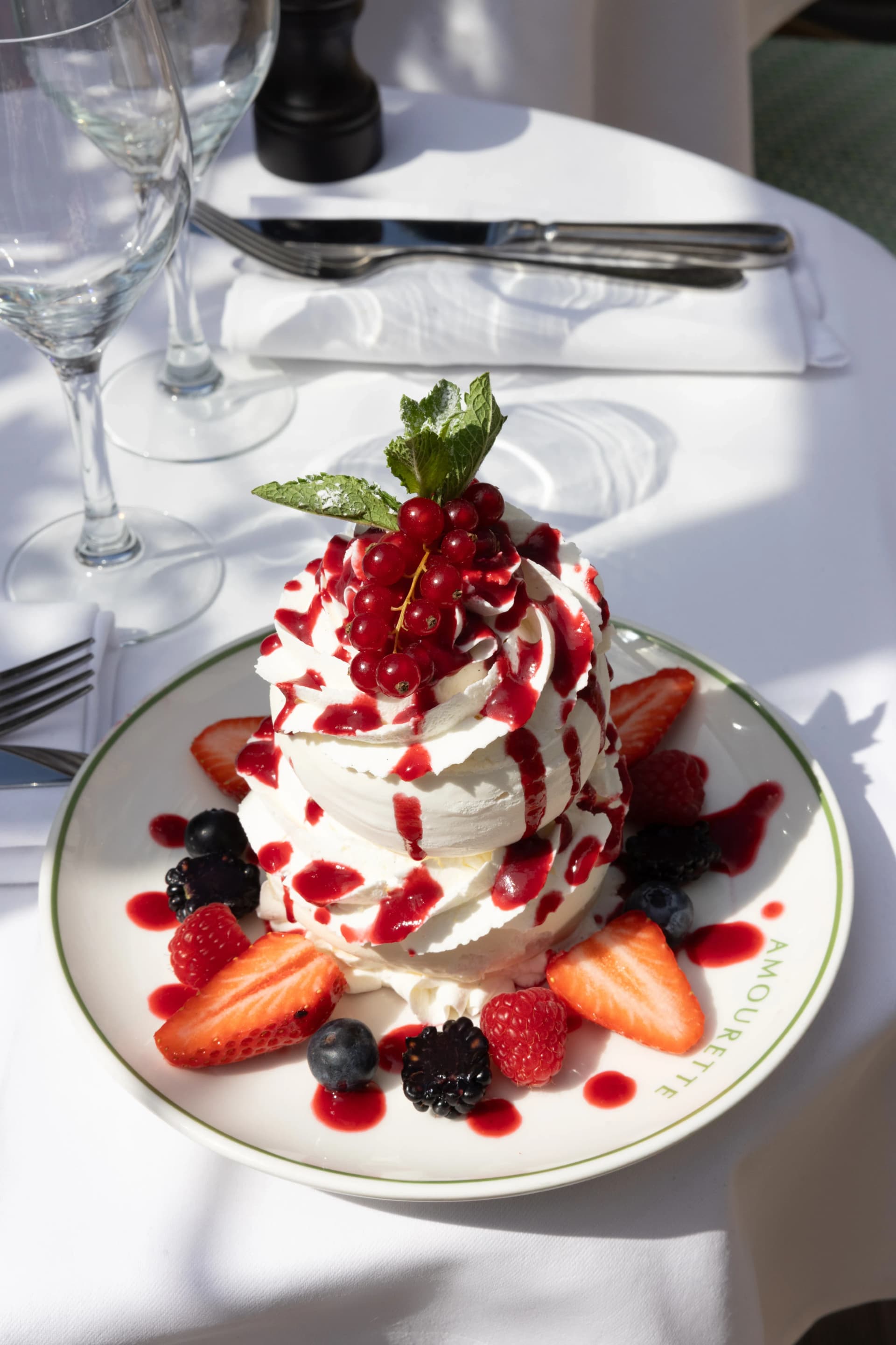 Pavlova fruits rouges Amourette vue du dessus