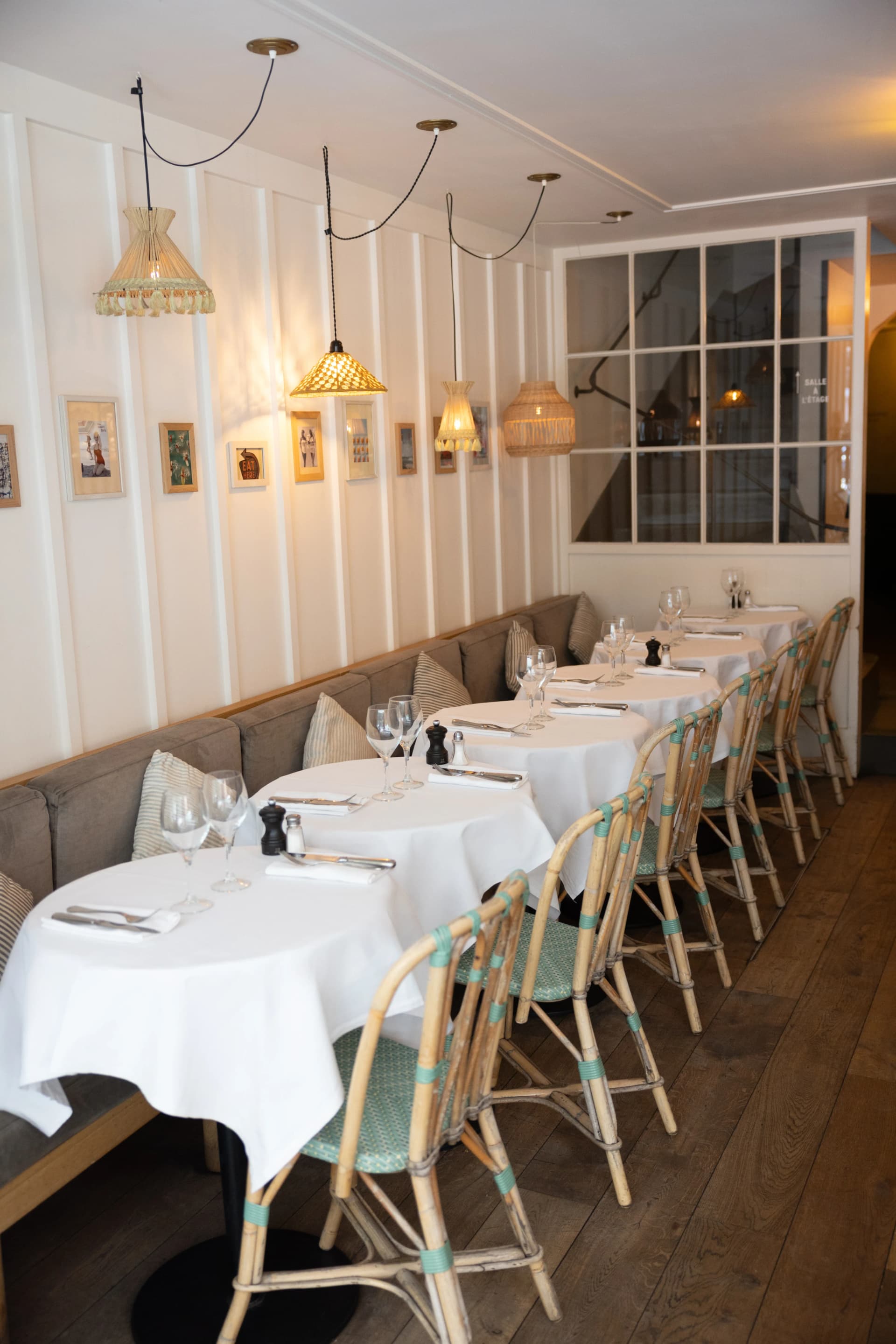 Salle interieure Amourette avec tables blanches